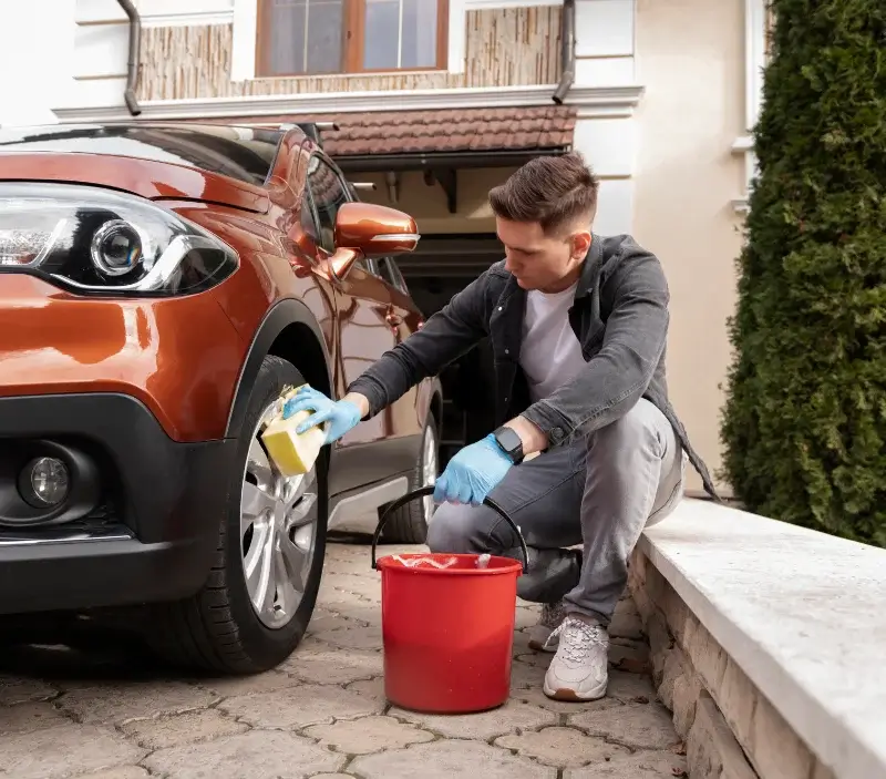 Lavage auto à domicile Villetrun : professionnel intervenant sur un véhicule